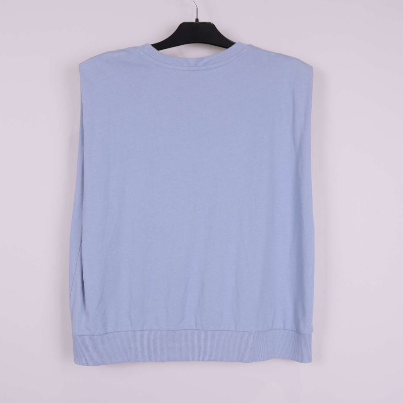 Ljusblå ärmlös sweatshirt bakifrån på galge