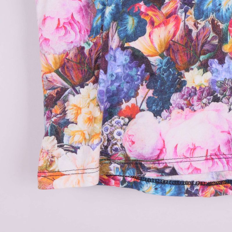 Detaljbild på nederkant av blommig topp