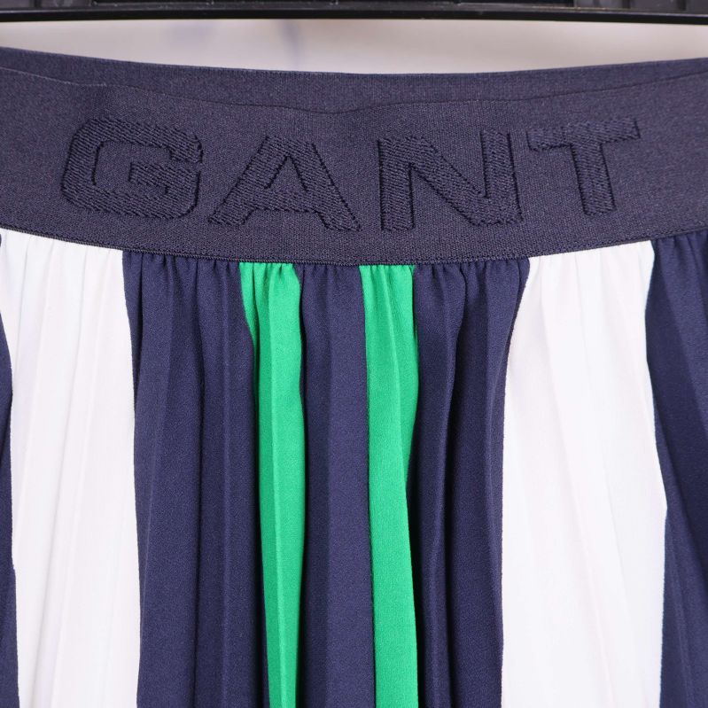 Närbild på resår och GANT-logga i midjan