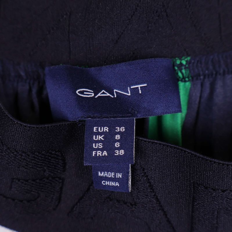 Etikett med storleksinformation och GANT-logotyp
