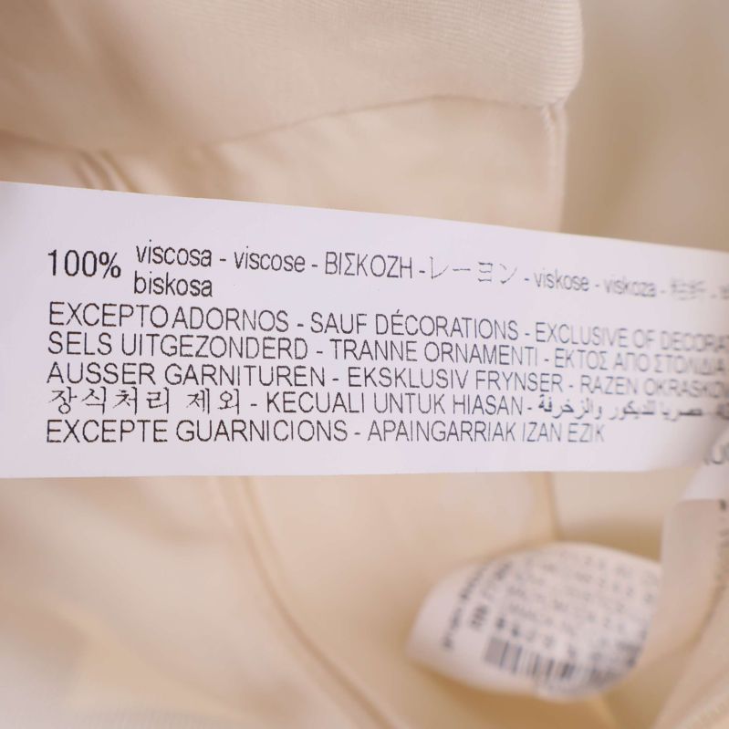 Materialetikett som visar att byxorna är i 100% viskos