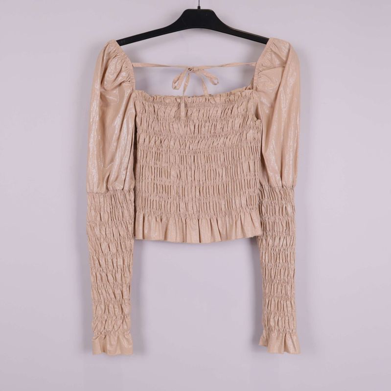 Beige smockad blus med långa puffärmar och volang