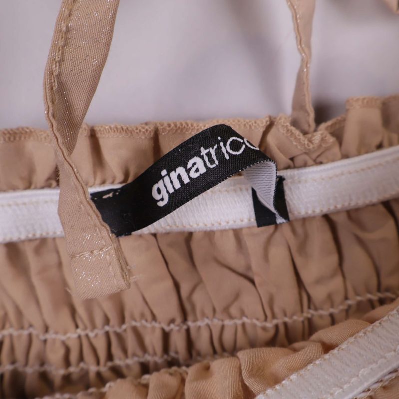 Nära bild på svart Gina Tricot-märkesetikett i blus