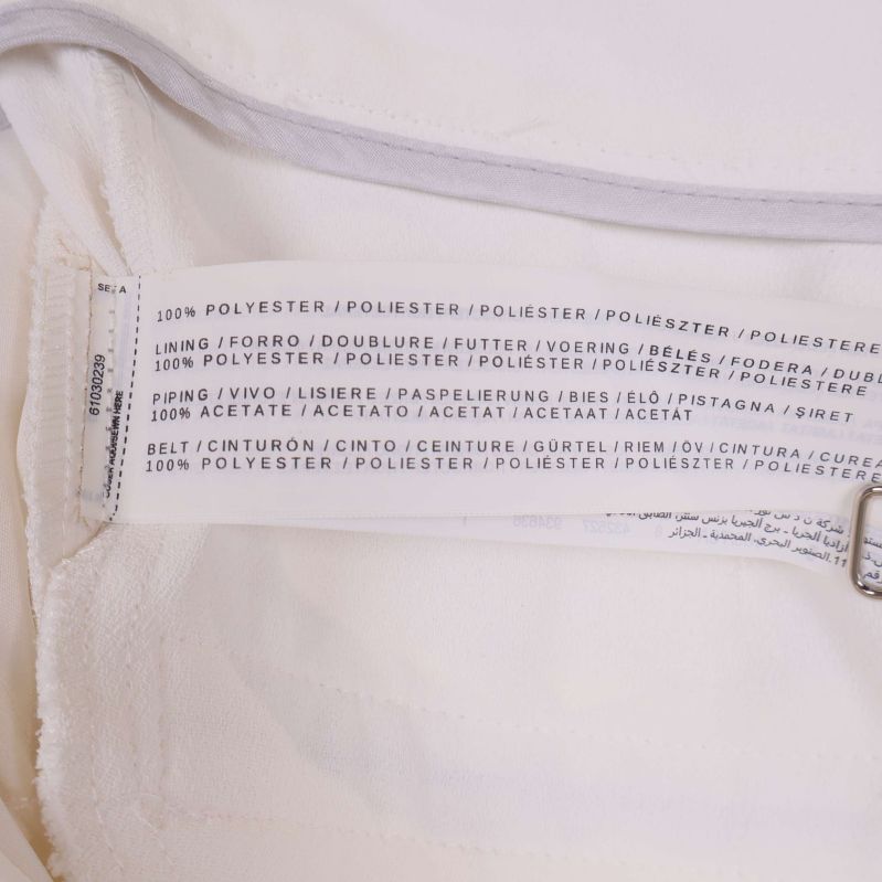 Materiallapp med text 100% polyester och detaljer om foder