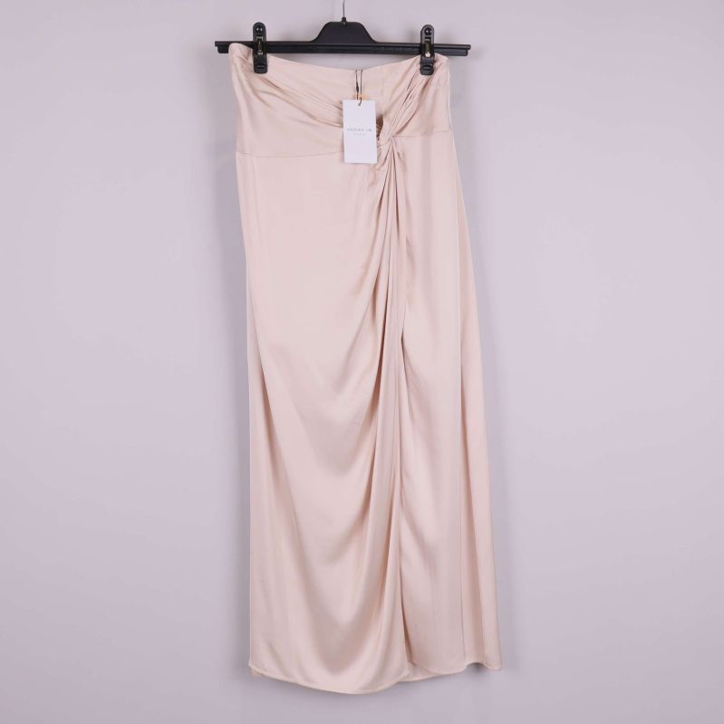Lång beige kjol med draperad detalj framtill på galge