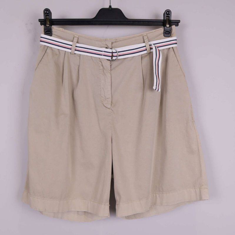 Shorts i beige med vit-blått bälte på galge