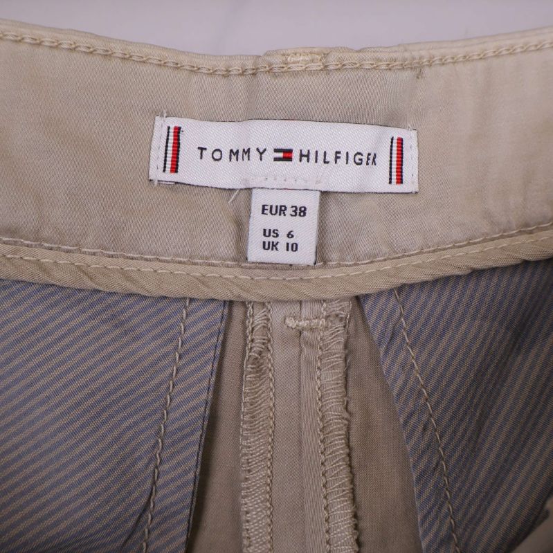 Tommy Hilfiger storleksetikett på shortsen