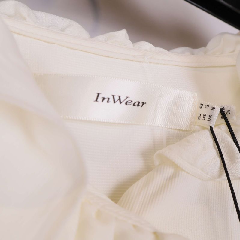 Sydd InWear-etikett och storlekslapp inuti blusen