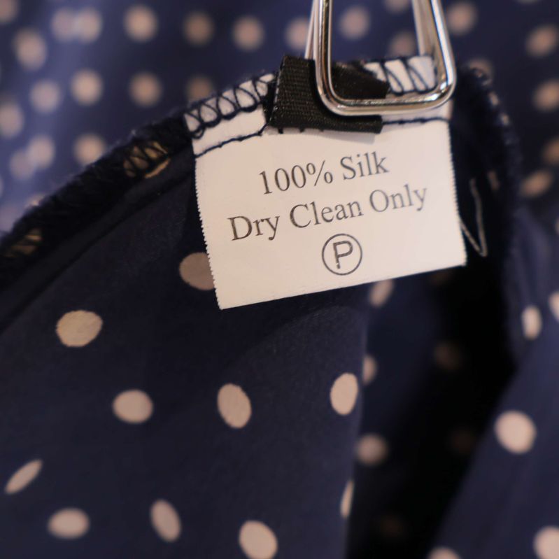 Materialetikett med texten 100% Silk Dry Clean Only
