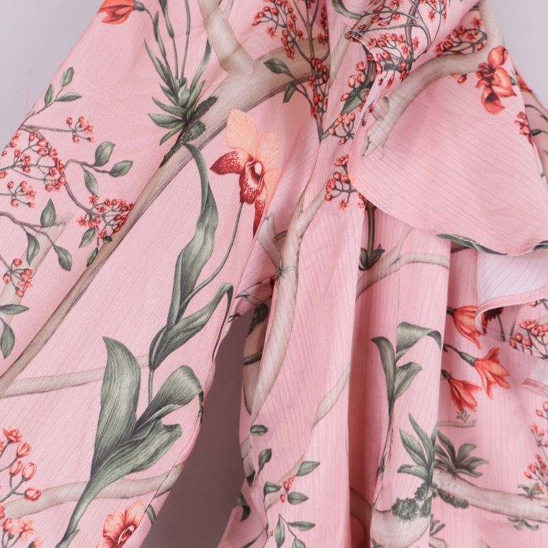 Närbild på blommigt tyg och rynkade detaljer i ärmen