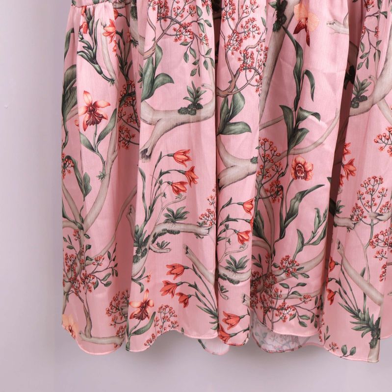 Närbild på nederdelen av klänning med blommigt mönster