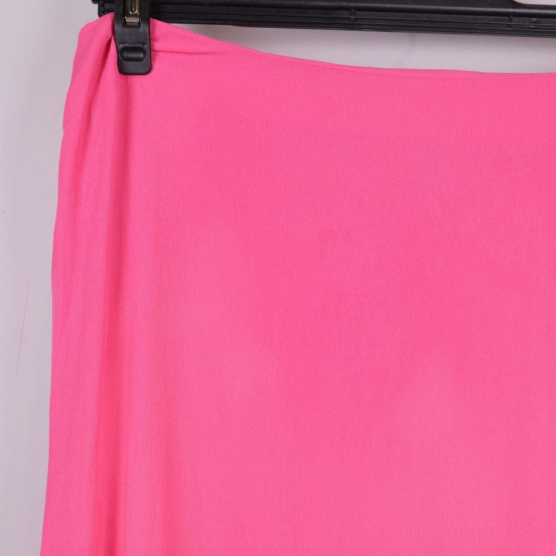 Närbild på övre delen av rosa kjolen