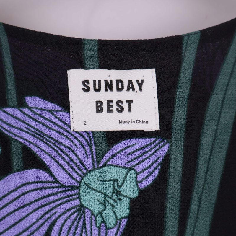Närbild på Sunday Best-märkeslapp vid halsen