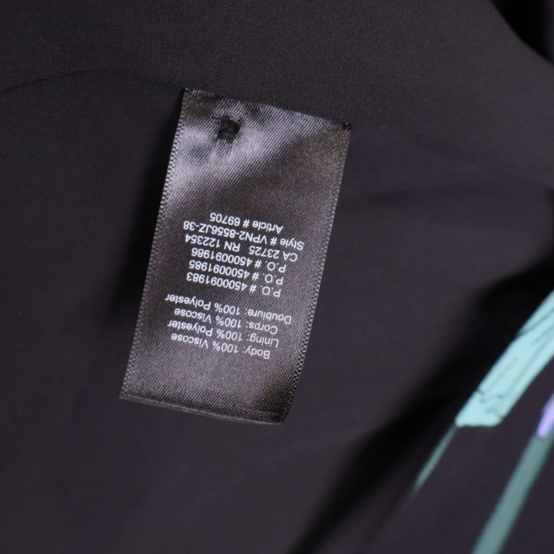 Materiallapp visar 100% polyester