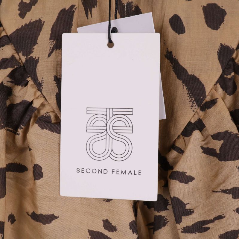 Närbild på Second Female-logotyp på hängande etikett