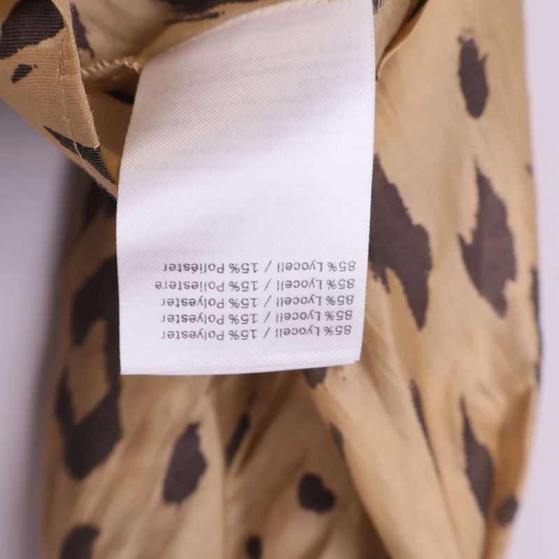Materiallapp på insidan av blusen med materialinformation