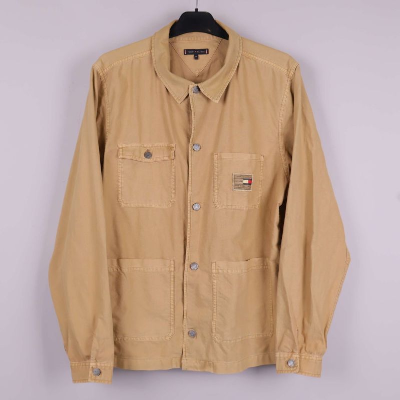 Beige jacka med fickor och knappstängning fram