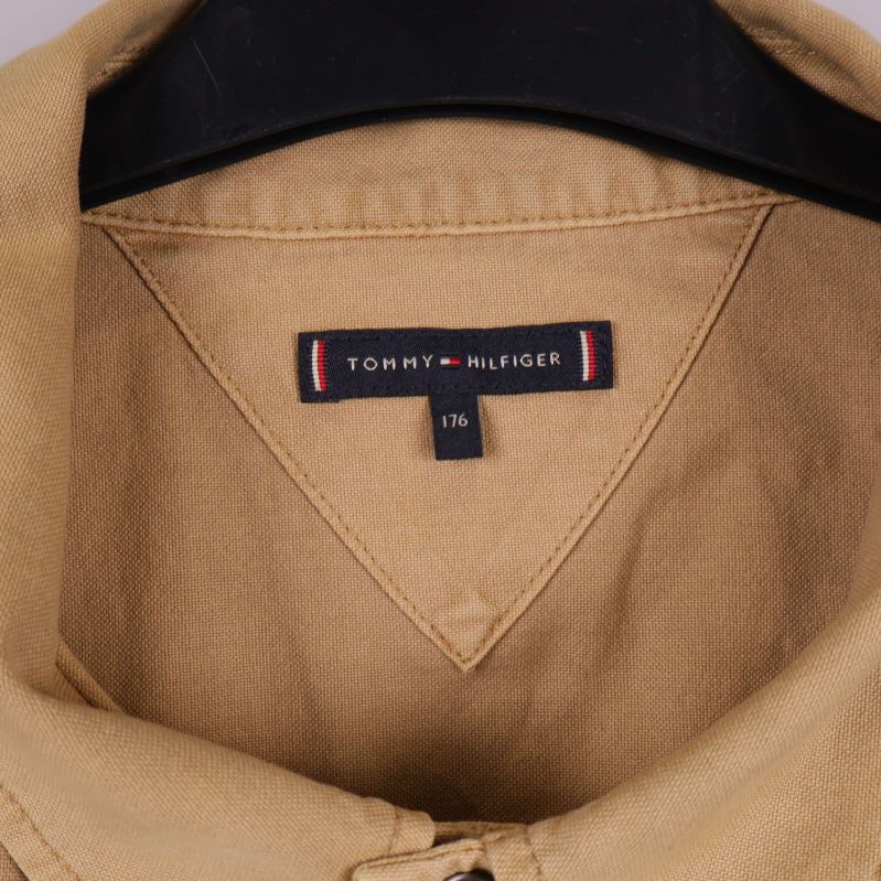 Närbild på Tommy Hilfiger-etikett i jackans krage