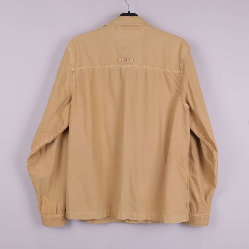 Jackans baksida med enkel design och beige färg