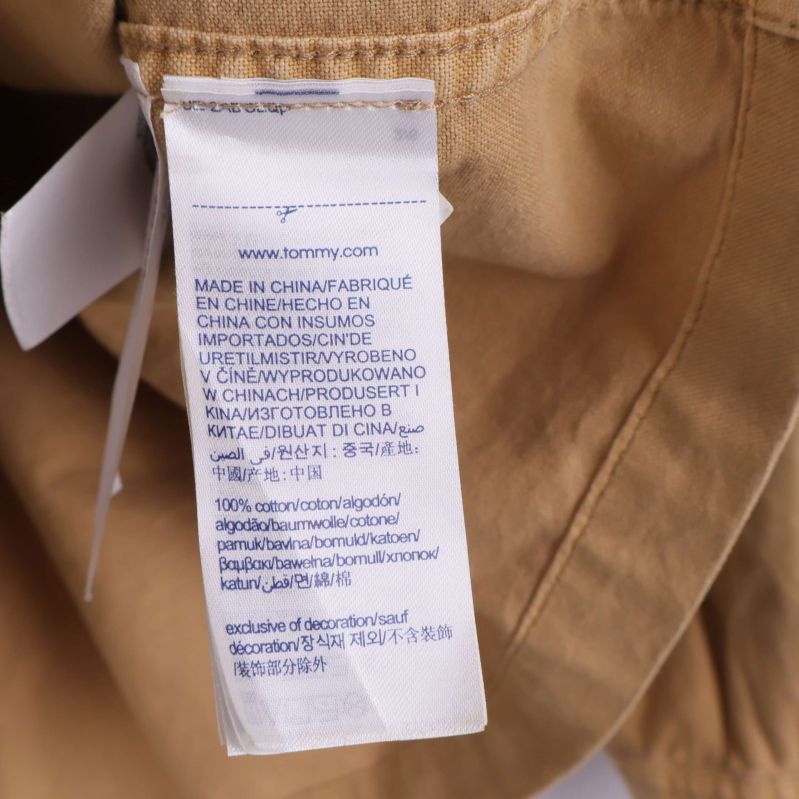 Materialetikett som visar 100% bomull på flera språk