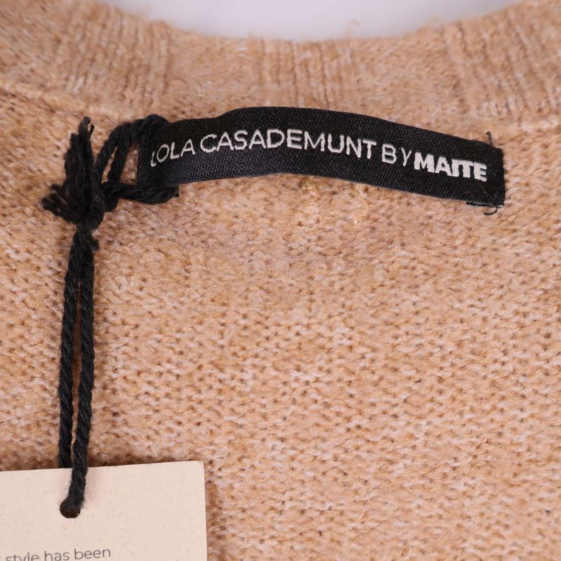 Närbild på varumärkesetikett Lola Casademunt by Maite