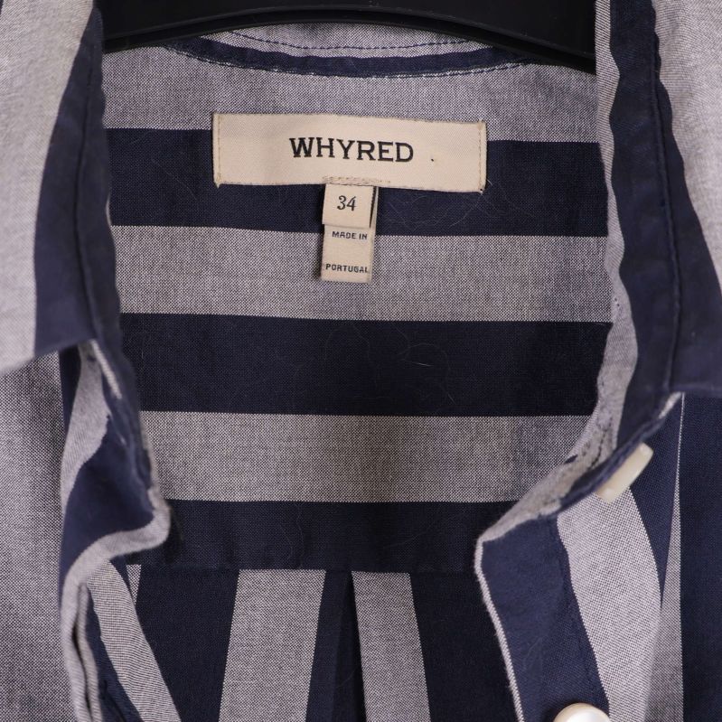 Närbild på WHYRED logotyp och storleksetikett i kragen