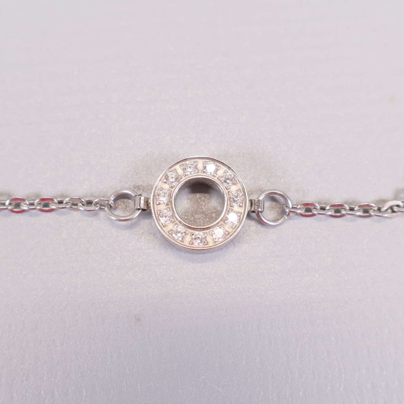 Närbild av cirkeldetalj med små stenar på armbandet