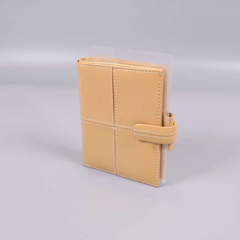 Beige miniorganizer med kontrastsömmar och knappstängning
