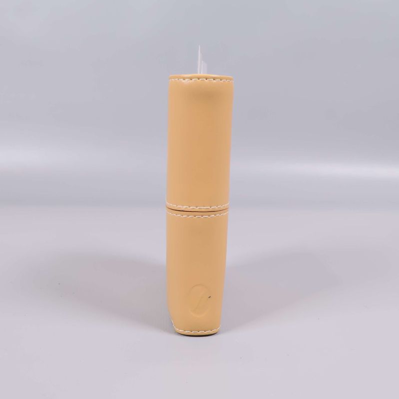 Smal profil av beige organizer med synliga sömmar