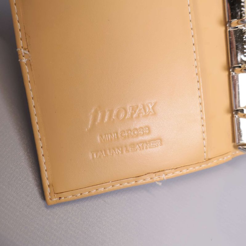 Närbild på prägling Filofax mini cross italian leather