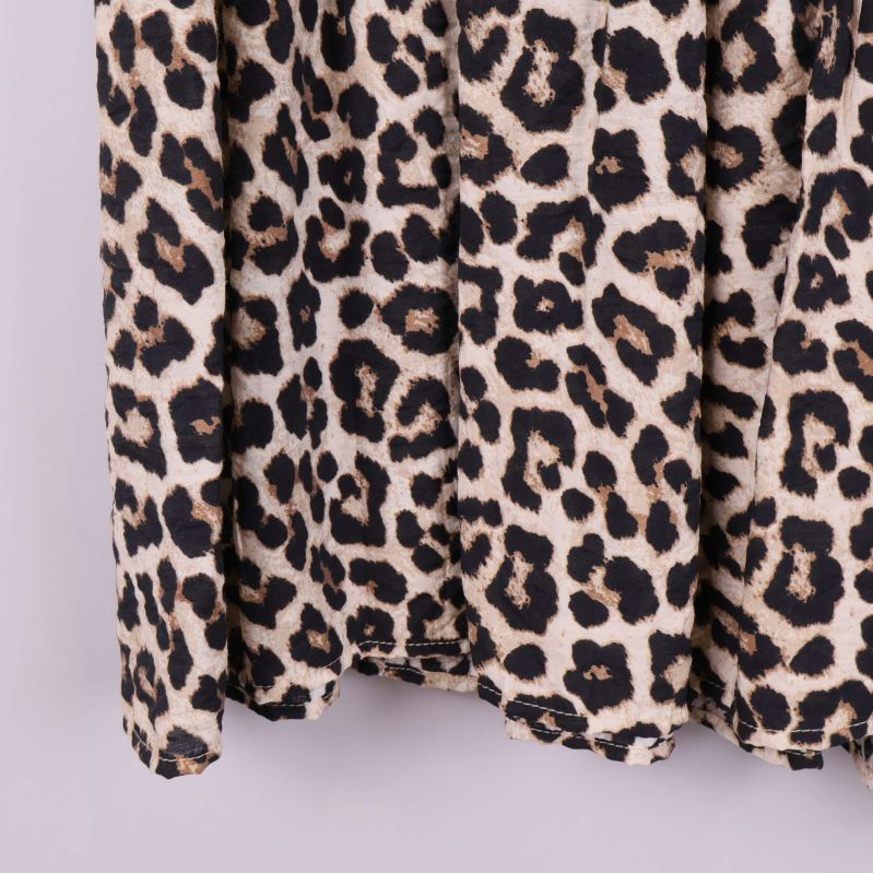Nederdel på leopardmönstrad klänning i volang