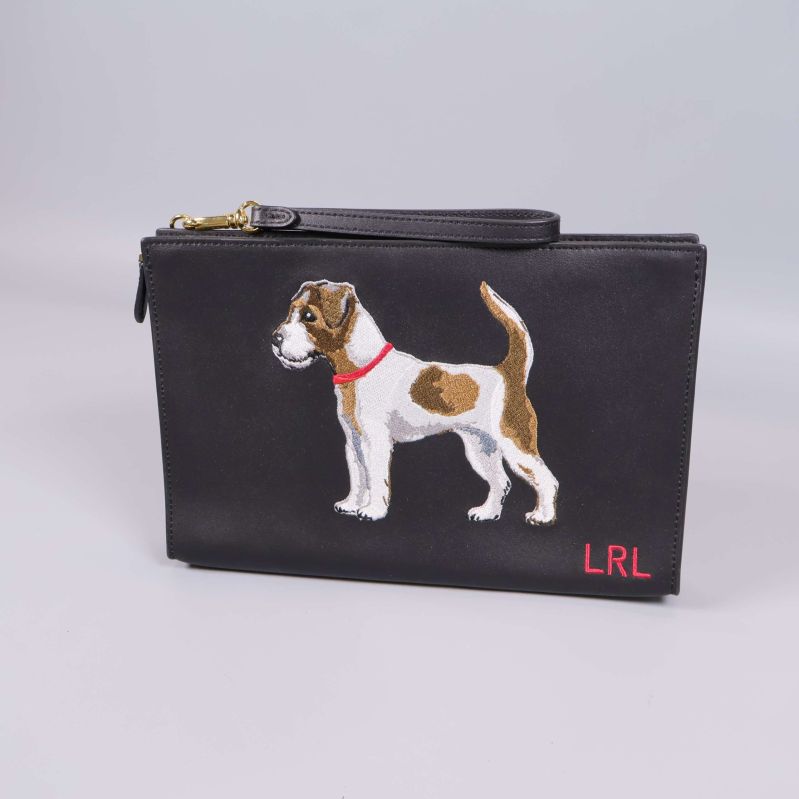Svart clutch med hundbroderi på framsidan och initialer LRL