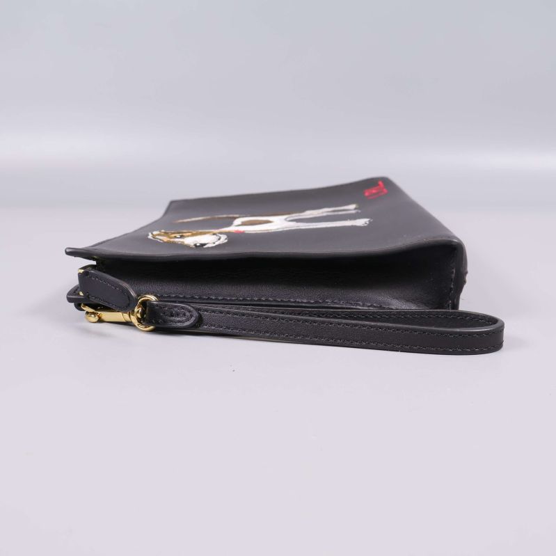 Svart clutch i profil med guld dragkedja och rem