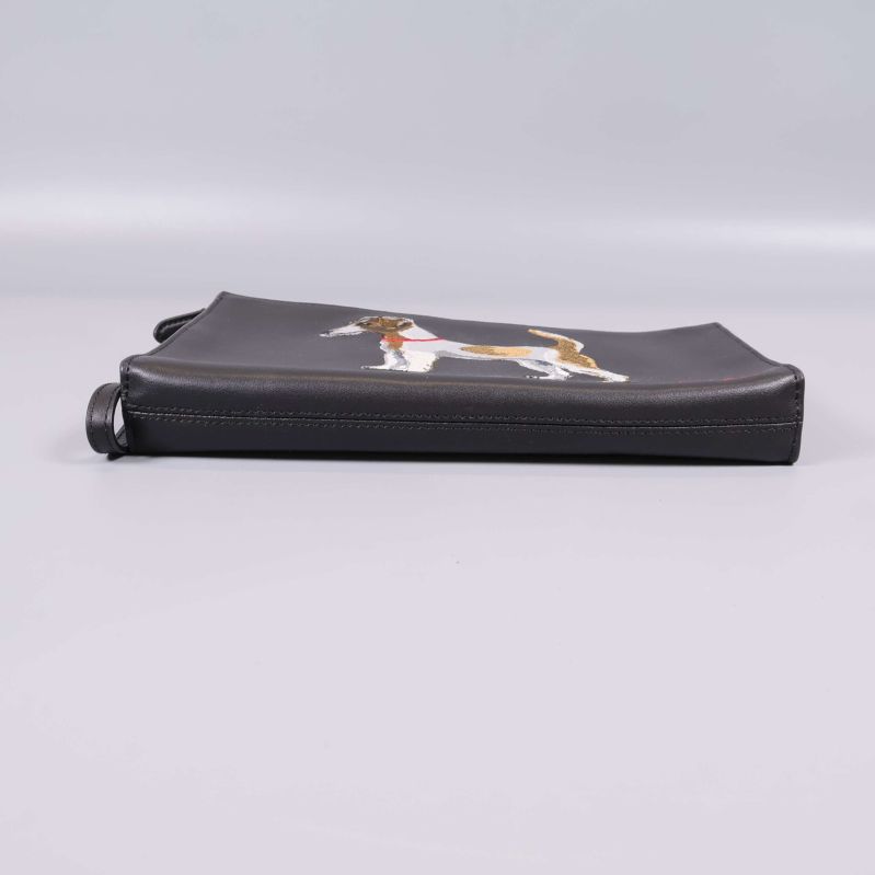 Svart clutch sedd från sidan med broderad hund