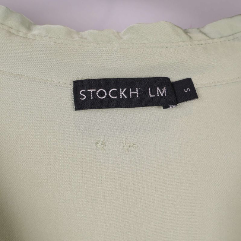 Närbild på Stockh lm-märket och storlekslapp S i nacken