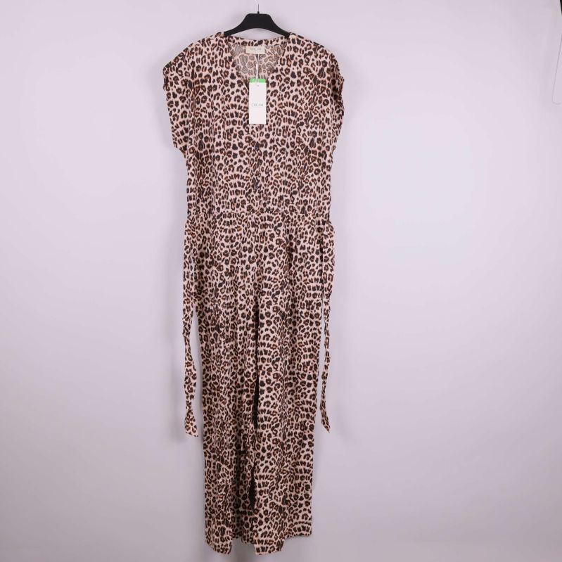 Leopardmönstrad jumpsuit i helformat hängande på galge