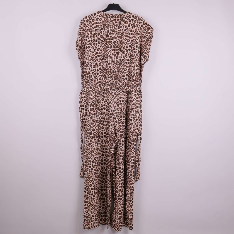 Jumpsuiten sedd bakifrån med tydligt leopardmönster