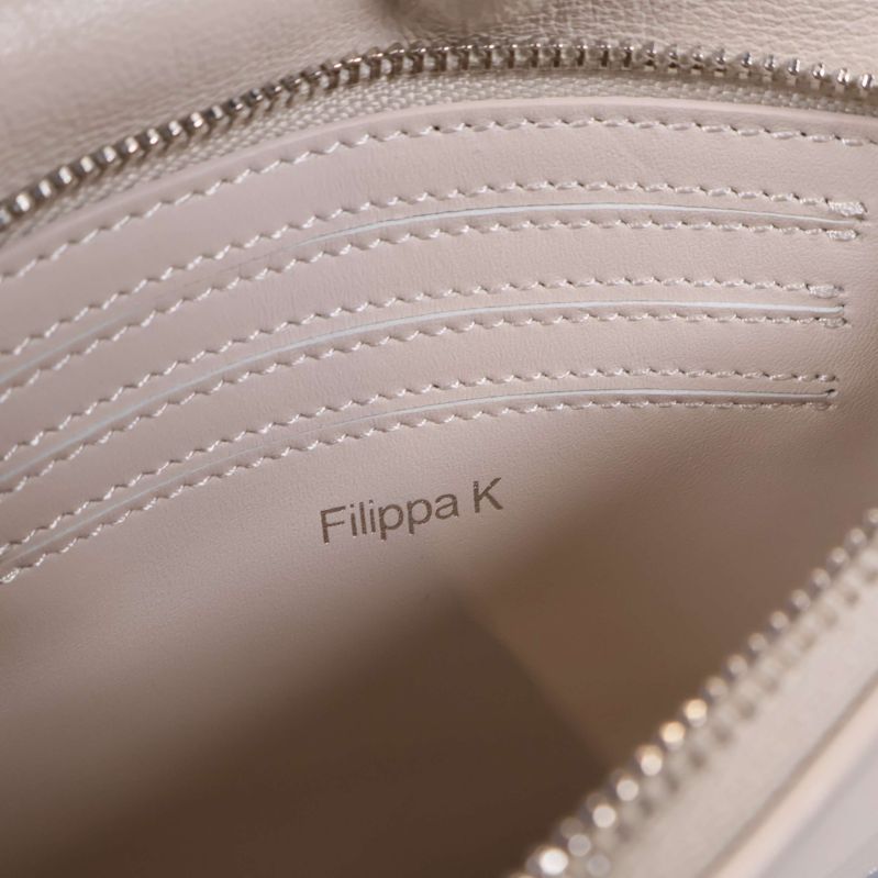Filippa K logotyp synlig inuti väskan