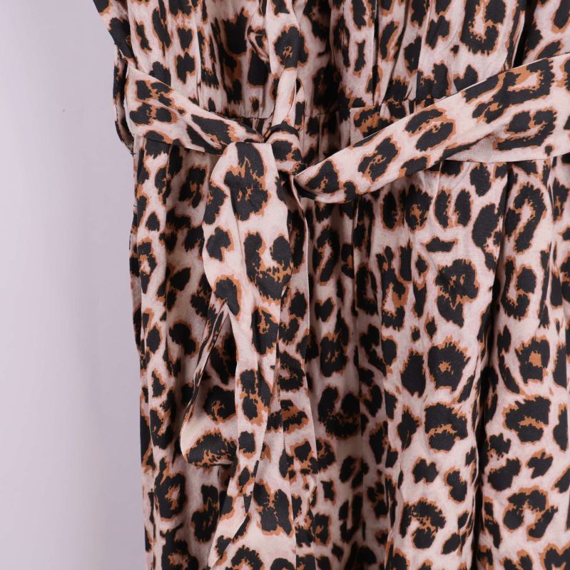 Knytband i midjan på leopardmönstrad jumpsuit i fokus