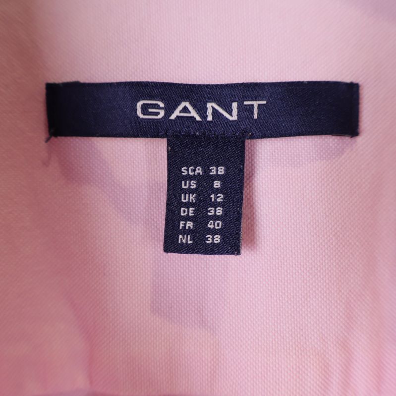 Närbild på GANT-märkning och storleksetikett i kragen