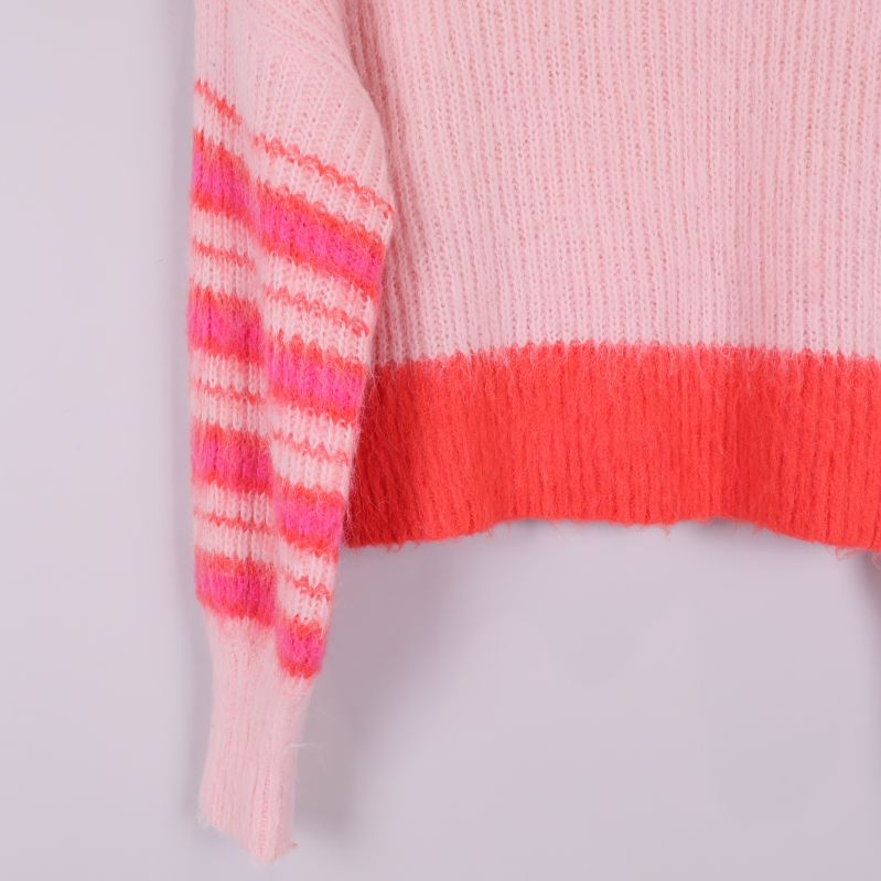Närbild på ärm med rosa och röda ränder