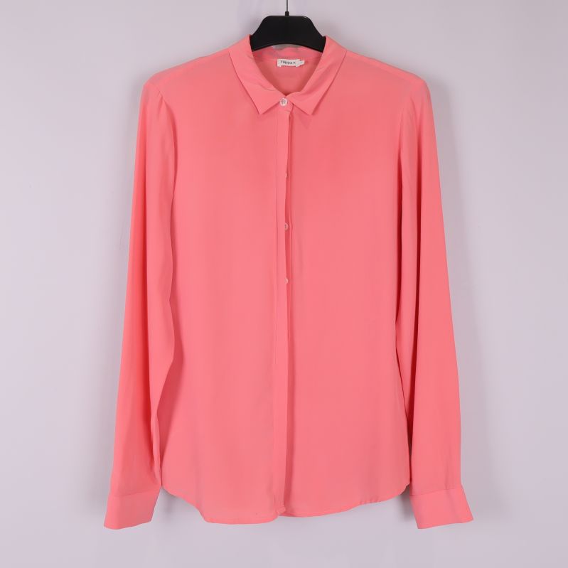 Klassisk blus med enkel design