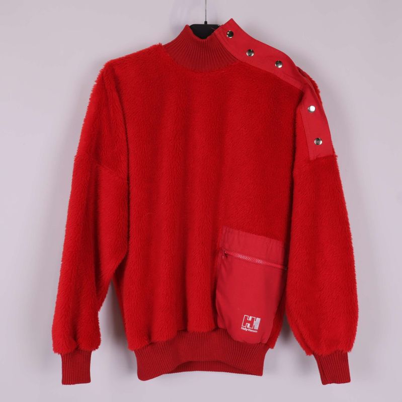 Röd fleece tröja med rund krage och ficka fram