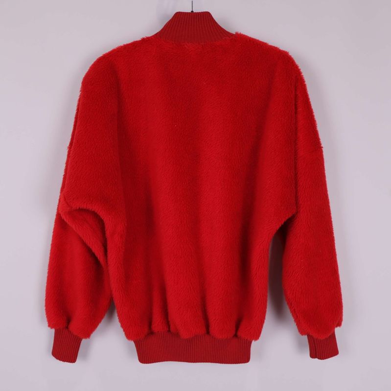 Baksida av röd fleece tröja med ribbade muddar