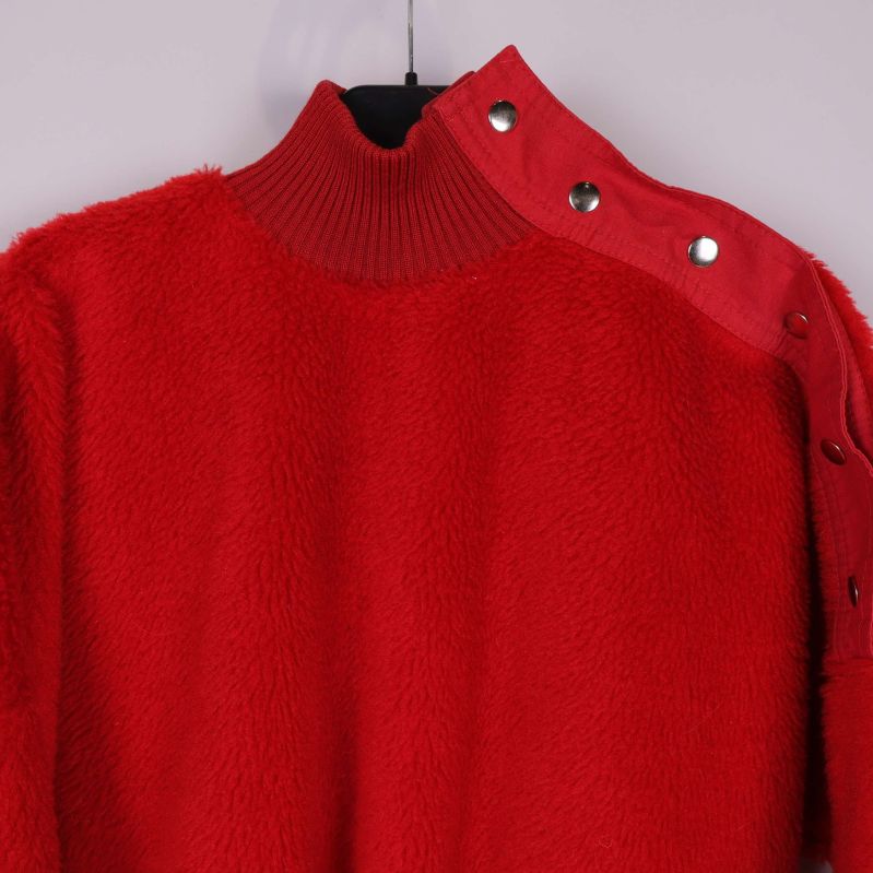 Detalj av krage och knappar på röd fleece