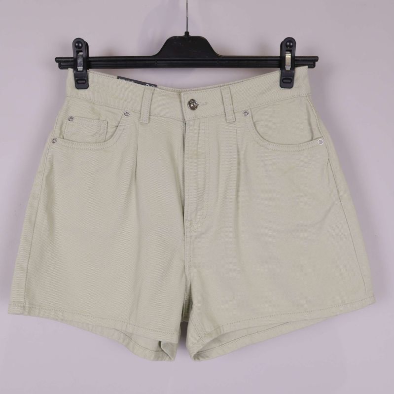Framsida på ljusa shorts 