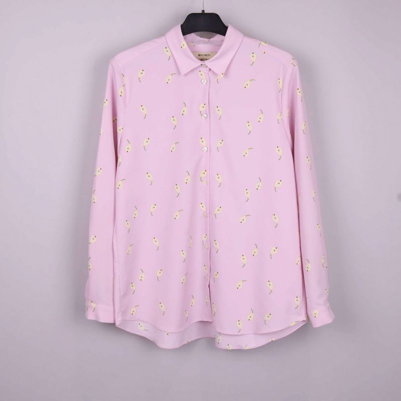 Ljusrosa blus med gula päronmotiv upphängd framifrån
