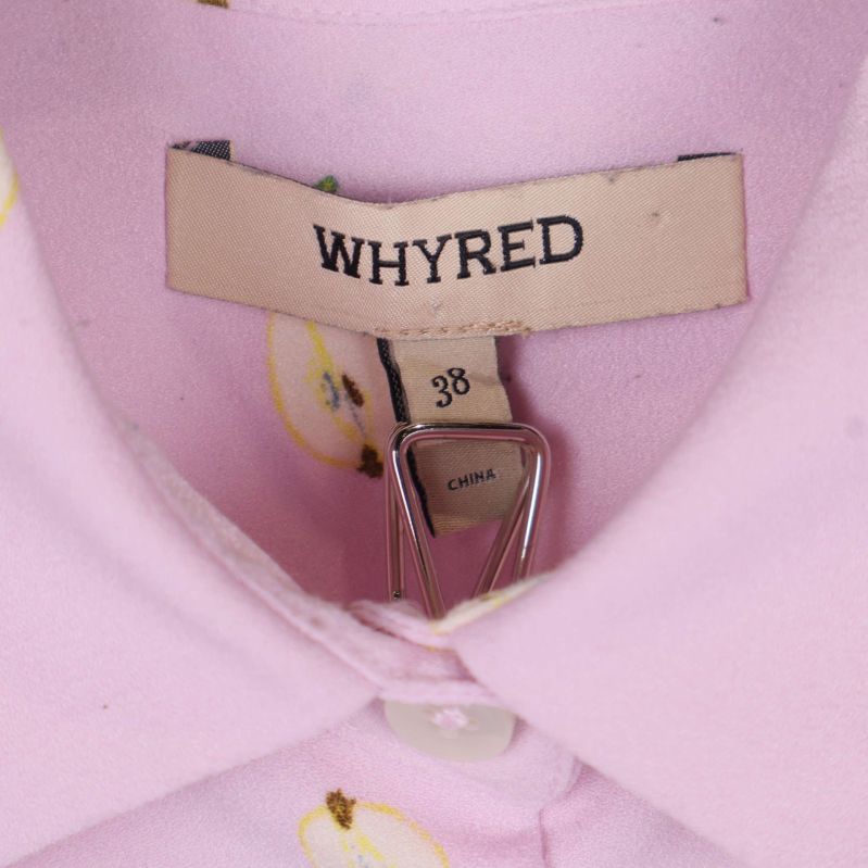 Närbild på Whyred-etikett och storlek 38 i kragen
