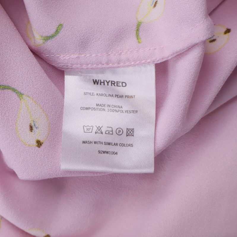 Tvättrådslapp med information om Whyred Karolina Pear Print stil och material