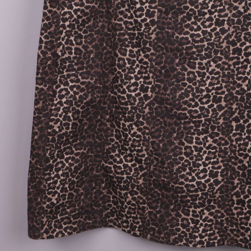 Närbild på kjolens nederdel med tydligt leopardmönster